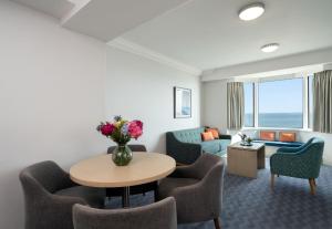 Гостиная зона в Leonardo Royal Hotel Brighton Waterfront