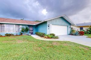 een blauw huis met een grasveld bij Bahama Blue Retreat in Bradenton