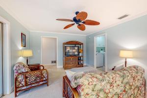 een woonkamer met een bank en een plafondventilator bij Bahama Blue Retreat in Bradenton