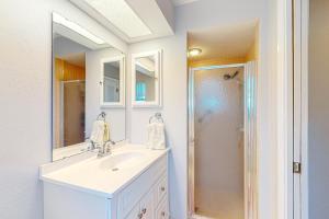 een witte badkamer met een wastafel en een douche bij Bahama Blue Retreat in Bradenton +19 foto's