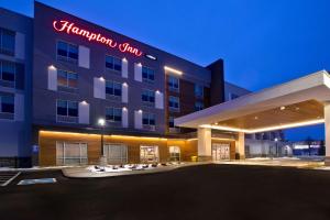 Un hotel con un cartel en la entrada. en Hampton Inn Brockville, On, en Brockville