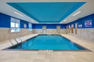una gran piscina con techo azul en Hampton Inn Brockville, On, en Brockville
