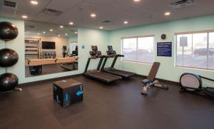 Tru By Hilton Phoenix Glendale Westgate的健身中心和/或健身设施
