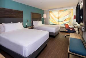 Tru By Hilton Phoenix Glendale Westgate客房内的一张或多张床位