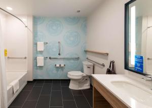 Tru By Hilton Phoenix Glendale Westgate的一间浴室