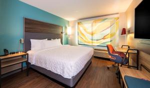 Tru By Hilton Phoenix Glendale Westgate客房内的一张或多张床位