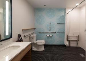 Tru By Hilton Phoenix Glendale Westgate的一间浴室