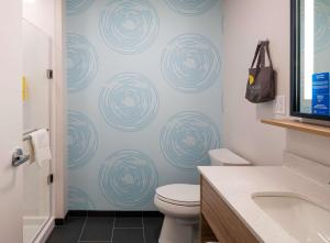 Tru By Hilton Phoenix Glendale Westgate的一间浴室