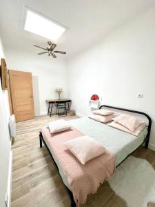 a bedroom with two beds and a ceiling fan at Ravissant appartement à 50m port + Parking in La Ciotat