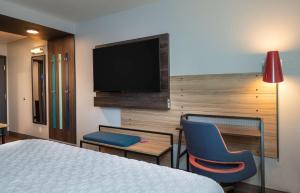 Tru By Hilton Phoenix Glendale Westgate的电视和/或娱乐中心