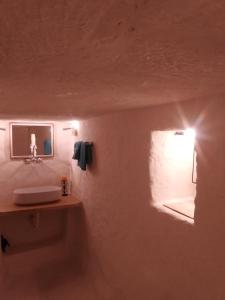 baño con lavabo y ventana en Historic Summer Rental, en Parabita