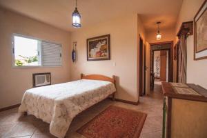 Giường trong phòng chung tại Casa Fuchsia Régia em Rancho Queimado/SC