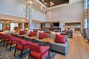 un vestíbulo con sofás, mesas y sillas en Homewood Suites by Hilton Tuscaloosa Downtown, AL en Tuscaloosa