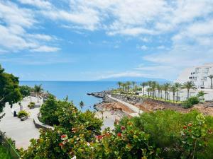 vistas a una playa con palmeras y al océano en Luxury Kim Apartment, Ocean View & Wifi Free, en Playa Paraiso