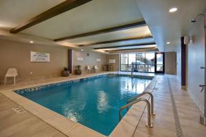 - une grande piscine dans une chambre d'hôtel dans l'établissement Home2 Suites By Hilton Bowling Green, Oh, à Bowling Green
