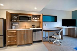 Ett kök eller pentry på Home2 Suites By Hilton Bowling Green, Oh