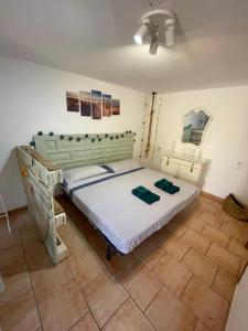 1 dormitorio con 1 cama en una habitación en Apart Calan Forcat Menorca, en Cala en Forcat