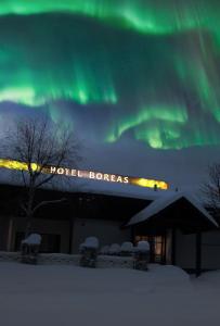 un hotel con la aurora en el cielo en Hotel Boreas, en Rovaniemi