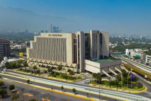 un gran edificio en una ciudad con una autopista en MS Milenium Monterrey Curio Collection by Hilton, en Monterrey