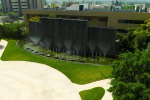 - une vue aérienne sur un parc avec une fontaine dans l'établissement MS Milenium Monterrey Curio Collection by Hilton, à Monterrey