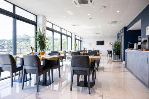 Hôtel Le Bastia餐厅或其他用餐的地方