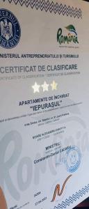 un papel blanco con un certificado de seguro en Iepurasul Sinaia, en Sinaia