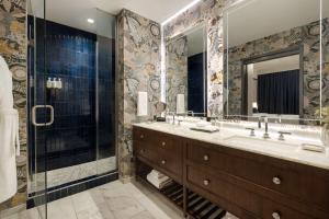 y baño con lavabo doble y ducha. en Valley Hotel Homewood Birmingham - Curio Collection By Hilton en Birmingham