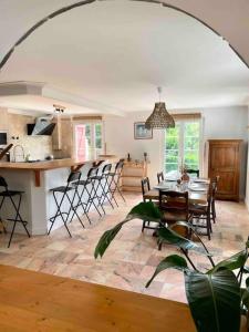 a dining room and kitchen with a table and chairs at Villa Martha - Appt 01 in Guéthary