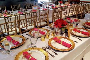 uma mesa longa com pratos e guardanapos em Amazing 8BR Suites Waterview House & SPA em Montreal