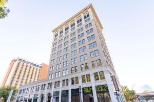 萨克拉门托The Exchange Sacramento, Curio Collection By Hilton的一栋有很多窗户的高大白色建筑
