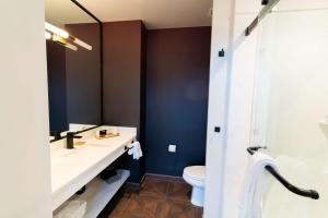 The Exchange Sacramento, Curio Collection By Hilton的一间浴室