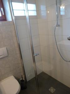 A bathroom at Ferienhaus Blümel inkl. freier Strandbadeintritt