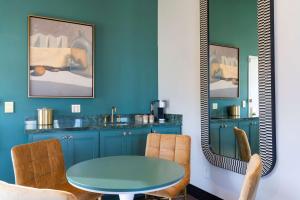 The Exchange Sacramento, Curio Collection By Hilton的休息区
