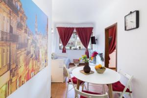 une petite salle à manger avec une table et des chaises blanches dans l'établissement Cool Flat - City Center near Aliados, à Porto