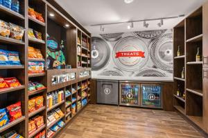 Supermarket nebo jiné obchody v  hotelu nebo okolí