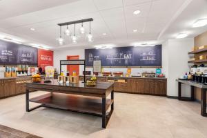 Příslušenství pro přípravu čaje a kávy v ubytování Hampton Inn & Suites Tigard