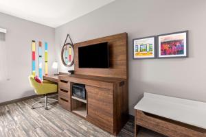 TV a/nebo společenská místnost v ubytování Hampton Inn & Suites Tigard