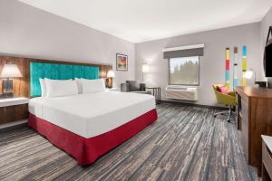 Postel nebo postele na pokoji v ubytování Hampton Inn & Suites Tigard