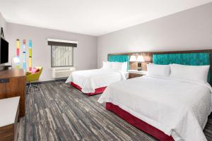 Postel nebo postele na pokoji v ubytování Hampton Inn & Suites Tigard