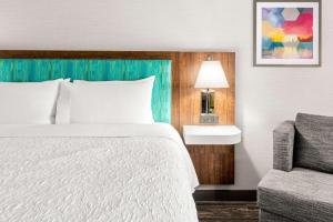 Postel nebo postele na pokoji v ubytování Hampton Inn & Suites Tigard