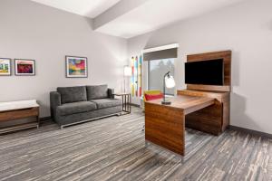 TV a/nebo společenská místnost v ubytování Hampton Inn & Suites Tigard