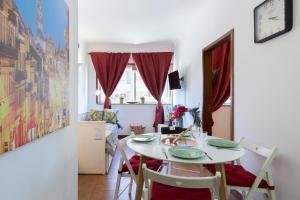 une salle à manger avec une table et des chaises blanches dans l'établissement Cool Flat - City Center near Aliados, à Porto