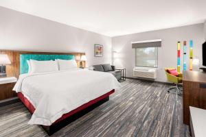 Postel nebo postele na pokoji v ubytování Hampton Inn & Suites Tigard