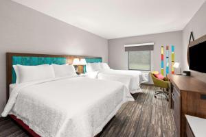 Postel nebo postele na pokoji v ubytování Hampton Inn & Suites Tigard