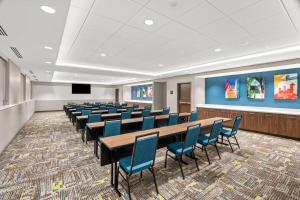 Hampton Inn & Suites Tigard في تيغارد: قاعة المؤتمرات مع صفوف من الطاولات والكراسي