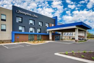 凯夫城Hampton Inn Cave City, KY的一栋前面有停车场的建筑物