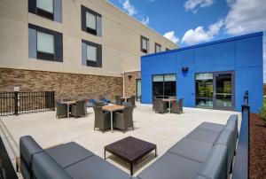 Hampton Inn Cave City, KY的休息区