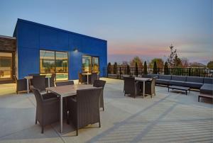 Hampton Inn Cave City, KY的阳台或露台