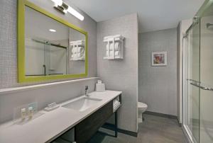 Hampton Inn Cave City, KY的一间浴室