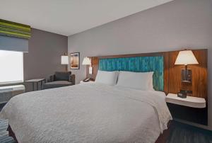 Hampton Inn Cave City, KY客房内的一张或多张床位